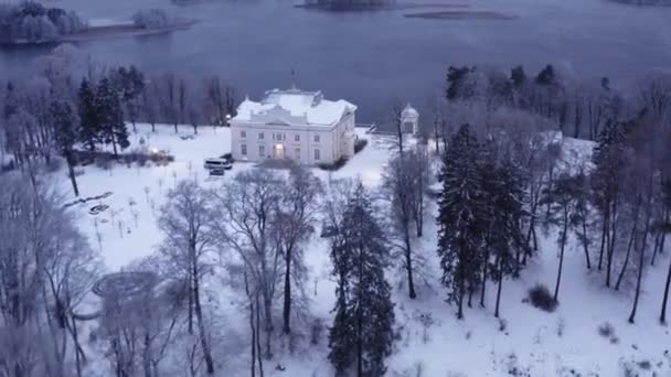 Een Lucht Langzame Beweging Van Uzutrakis Manor Omgeven Door Bevroren — Stockvideo