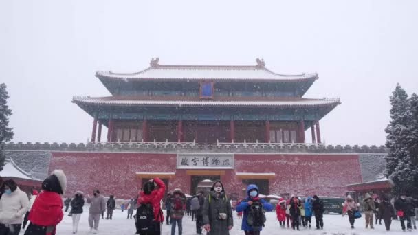 Turisti Che Visitano Città Proibita Sotto Una Forte Neve — Video Stock