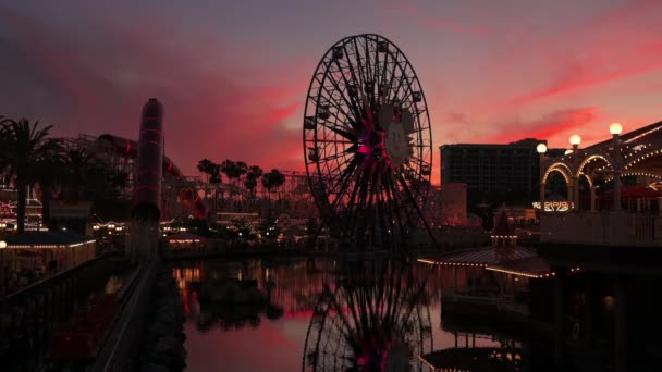 Ein Schöner Blick Auf Den Freizeitpark Disneyland Anaheim Abend — Stockvideo