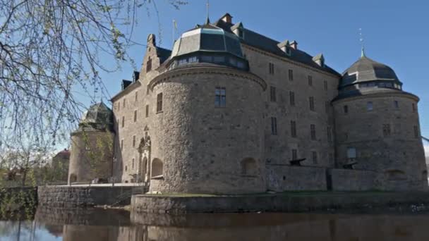Μεσαιωνικό Κάστρο Orebro Αντανακλά Στο Νερό Στο Κέντρο Της Πόλης — Αρχείο Βίντεο