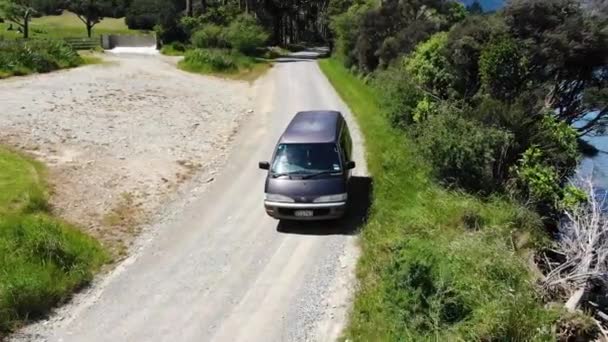 Penutup Dari Sebuah Mobil Yang Berjalan Jalan Tepi Danau — Stok Video