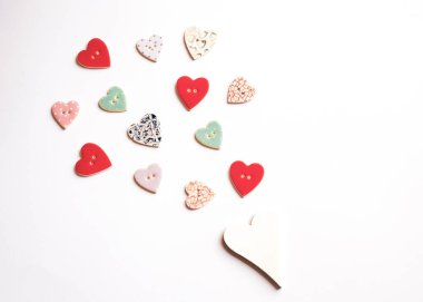 Beyaz arka planda izole edilmiş renkli düğmeli kalplerin yakın çekimi