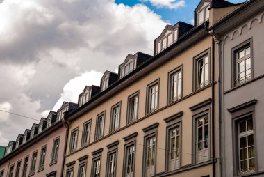 Binanın alçak açılı görüntüsü gökyüzüne ve bulutlara karşı