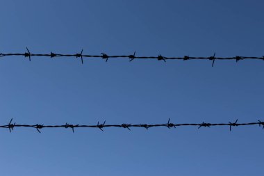 Gökyüzünde iki çizgili kablo