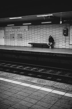 Marienplatz tren istasyonunun dikey gri tonlu görüntüsü.