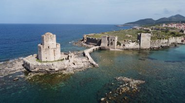 Messenia, Moreloponese, Yunanistan 'daki Ortaçağ Methoni Kalesi' nin havadan görünüşü