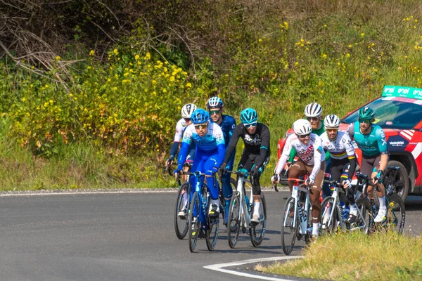 ティレノ アドリアティコ ステージ中にプロのサイクリストのグループ — ストック写真