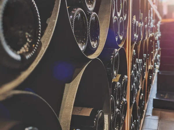 ワインのボトルを保存する棚の閉鎖 — ストック写真