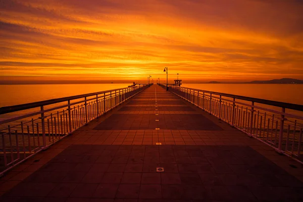 Uma Vista Panorâmica Cais Uma Paisagem Marítima Que Reflete Belo — Fotografia de Stock