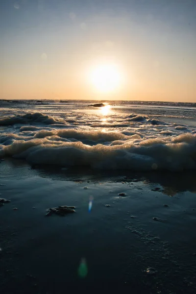 Pionowe Ujęcie Zachodzącego Słońca Odbicie Powierzchni Morza — Zdjęcie stockowe