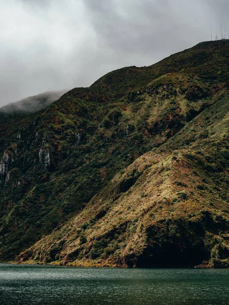 Una Hermosa Vista Río Paisaje Montañoso Bajo Cielo Nublado —  Fotos de Stock