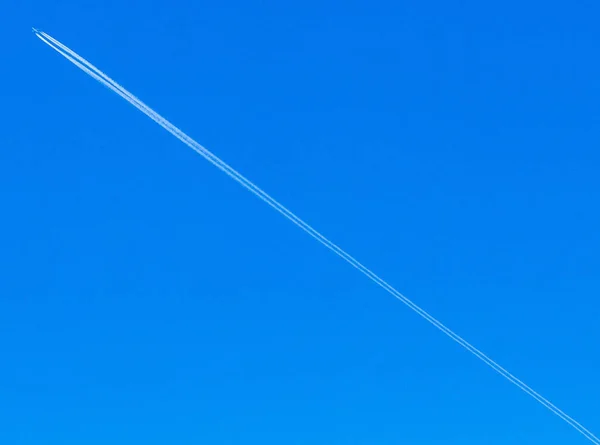 Alacsony Szögű Felvétel Egy Hosszú Repülőútról Fényes Kék Nyári Égbolton — Stock Fotó