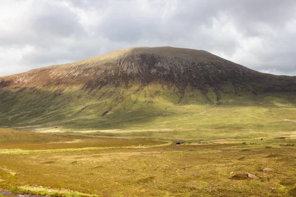 Sommet Montagne Sron Choire Ghairbh Contre Ciel Nuageux Écosse — Photo