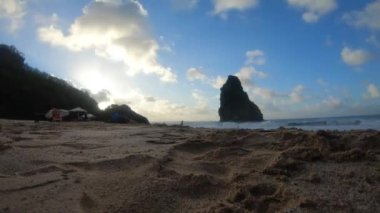 Fernando de Noronha, Brezilya - 29 Kasım 2017: Günbatımında zaman aşımı ve Cacimba do Padre plajında İki Kardeş Kayası, Fernando de Noronha takımadası