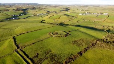 Güneşteki kırsal bir çayırın havadan görünüşü