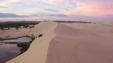 Gün batımında Vietnam 'daki Mui Ne çölündeki kum tepeciklerinin hava görüntüleri.