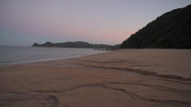 Kumsalda gün batımı, Abel Tasman, Yeni Zelanda