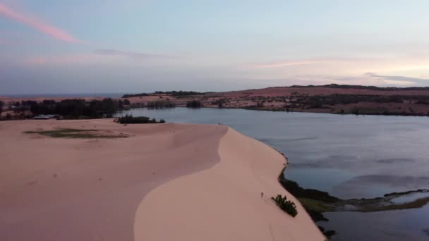 日没時にベトナムのムイネーの砂漠で砂丘の空中映像 — ストック動画