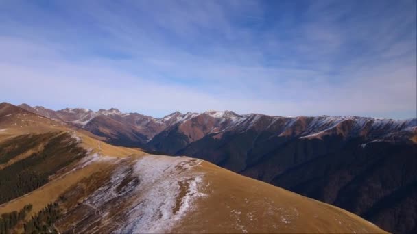 Una Vista Drone Belle Montagne Parzialmente Coperte Neve — Video Stock