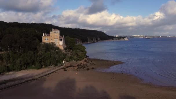 Άποψη Πουλιού Από Ένα Σπίτι Του Πράσινου Λόφου Στην Παραλία — Αρχείο Βίντεο