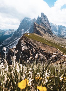 İtalya 'nın Alpe di Siusi şehrinde mavi gökyüzüne karşı uzanan güzel bir kar kayalığı manzarası.