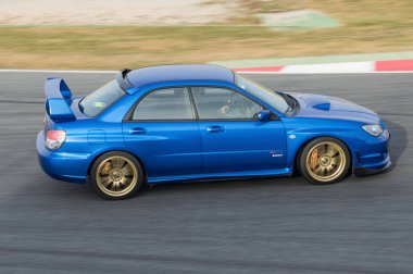 Modern AWD japan spor arabası pistte. Subaru Impreza