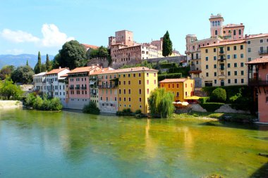 Bassano, İtalya 'daki bazı renkli konut binalarının güzel bir bakış açısı..
