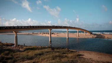 New Taipei 'deki Fulong Sahili üzerinde uzun bir köprü.