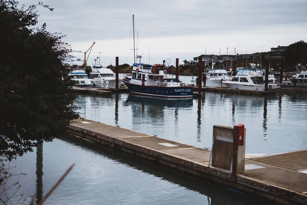 Los Barcos Estacionados Puerto Día Nublado —  Fotos de Stock