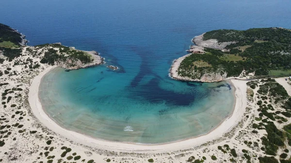 Griekenland 'daki Voidokilia plajının güzel bir hava görüntüsü.