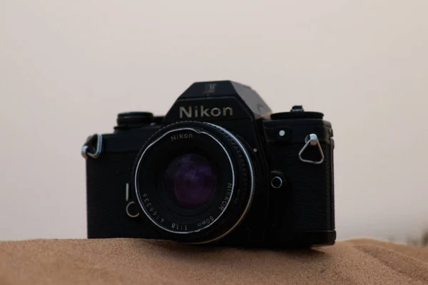 Une Caméra Nikon Professionnelle Sur Fond Flou Dans Désert — Photo
