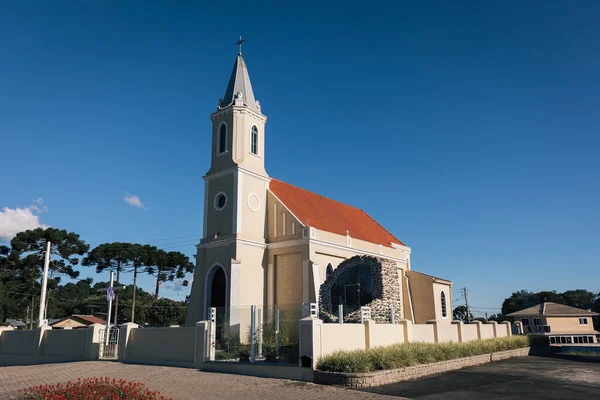 Живописный Вид Католической Церкви Безоблачное Голубое Небо — стоковое фото