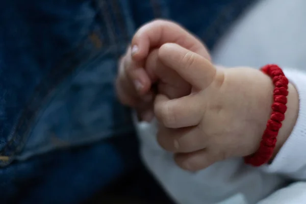 Een Close Portret Van Een Schattige Blanke Baby Handen — Stockfoto