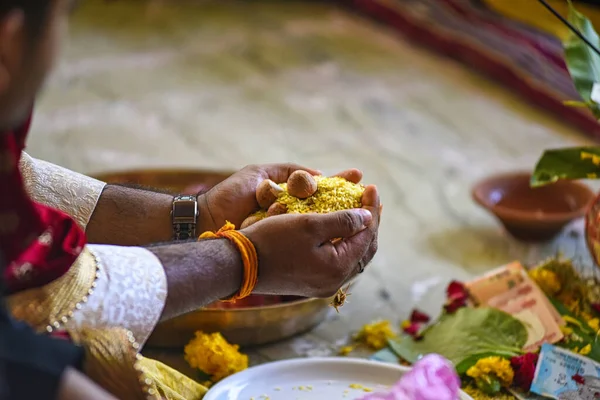 Wybiórczy Indyjskich Męskich Rąk Podczas Ceremonii Ślubnej — Zdjęcie stockowe