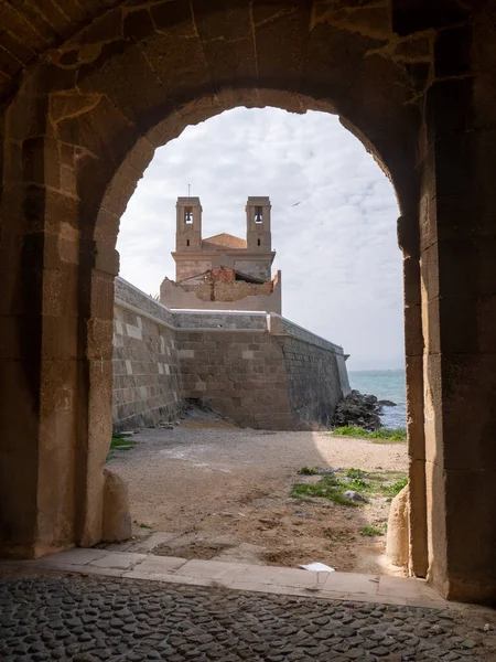 西班牙阿利坎特塔巴卡岛一座通过拱门看得见的石制历史建筑 — 图库照片