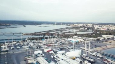 Portimao, Güney Portekiz 'de bulutlu bir günde güzel liman ve şehir manzarasının hava manzarası