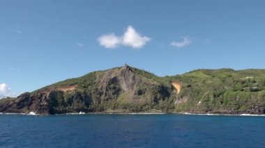 Pitcairn, öl Hauptinsel der Pitcairninseln von See aus gesehen