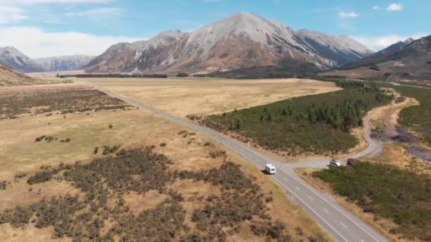 Campervan Mengemudi Melalui Pegunungan Arthurs Pass Selandia Baru Yang Menghubungkan — Stok Video
