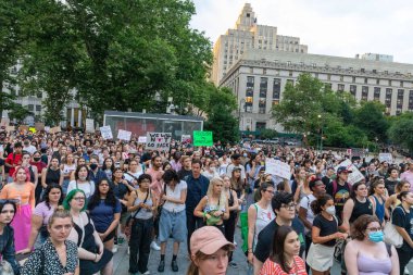 Foley Meydanı New York 'ta elinde karton levhalarla kürtaj hakları protestosu