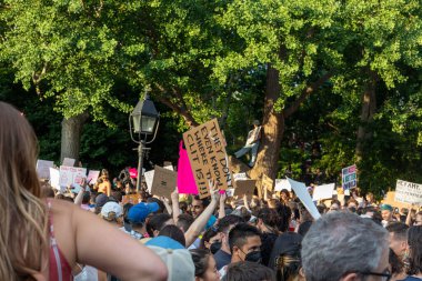 Foley Meydanı New York 'ta elinde karton levhalarla kürtaj hakları protestosu