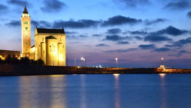 İtalya 'nın Trani şehrinde alacakaranlıkta katedralin manzarası.