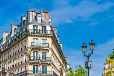 Paris, güzel bir bina, Montmartre 'daki tipik Paris cephesi.