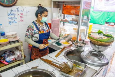 Bangkok Tayland 'da bir Tayland restoranı geleneksel erişte çorbası satar.