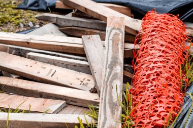 Tahtalara yakın çekim ve yerde kırmızı bir ağ yuvarlama. Seçili odak.