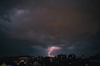 Gece boyunca gök gürültüsü şehrin üzerinde 