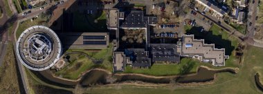 Polbeek servis merkezinin yukarıdan aşağıya doğru planı. Park, yol ve yan binaları olan düz kule..