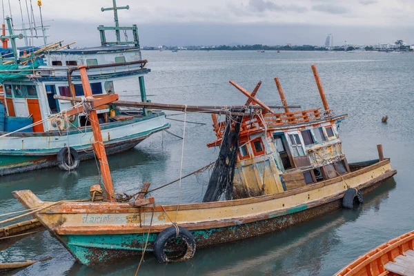 Кальмары Рыбаки Припаркованы Рядом Берегом Таиланд — стоковое фото
