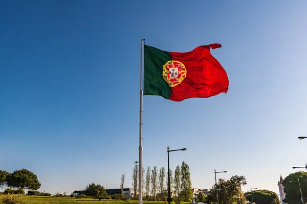 リスボンのアヴェンダ リベルダデの頂上にあるエドワード7世公園で飛ぶポルトガル国旗 — ストック写真