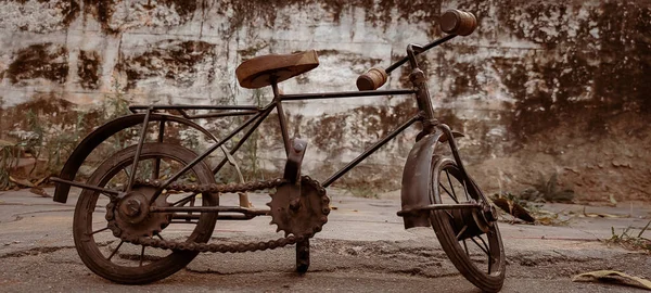 Una Vieja Bicicleta Vintage Aparcada Suelo Asfalto —  Fotos de Stock