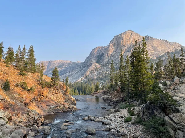 Hipnotyzujący Krajobraz Rzeką Zielonymi Drzewami Górami Parku Narodowym Yosemite Kalifornii — Zdjęcie stockowe